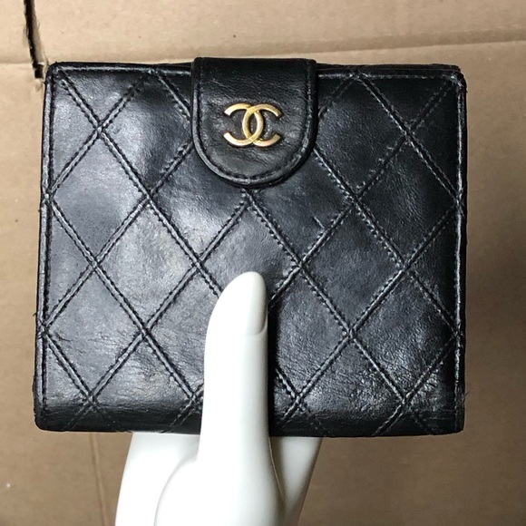 CHANEL Handbags - CHANEL Black Diamond Quilted Bifold Lambskin Wallet with Snap Coin Purse Vintage